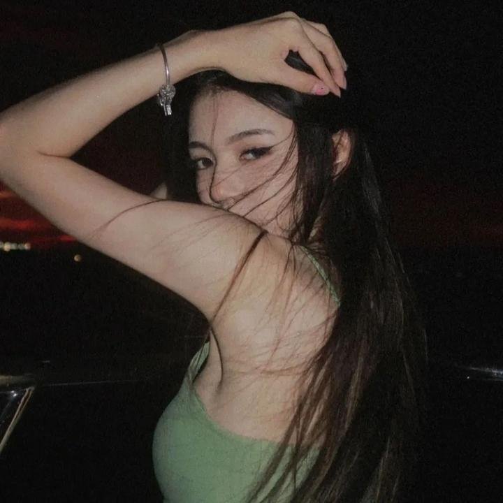 微光下的蓝色男孩